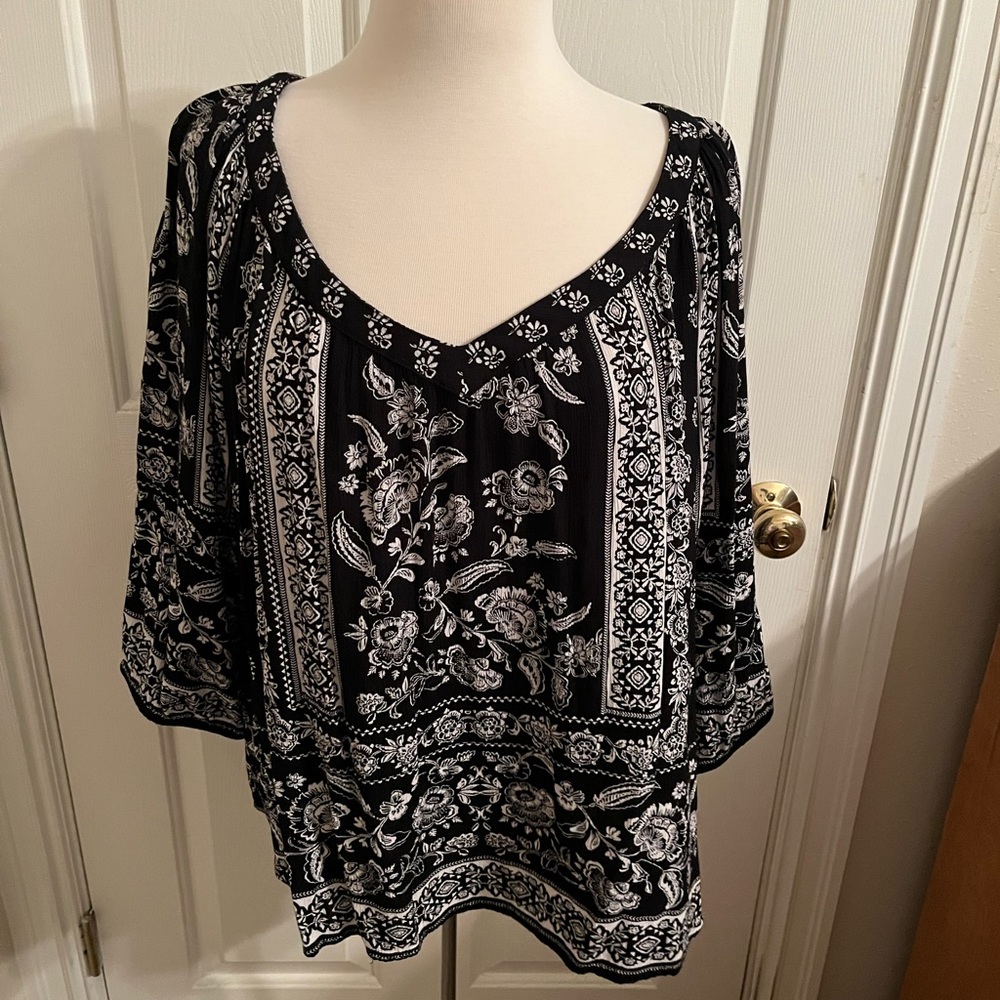 Ladies XL Bila Black & White 3/4 sleeve v/neck shirt.  100% Rayon.